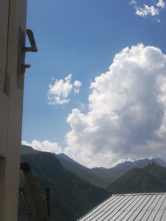 Nikoloz Guesthouse Kazbegi Exterior foto