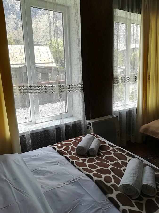 Nikoloz Guesthouse Kazbegi Exterior foto